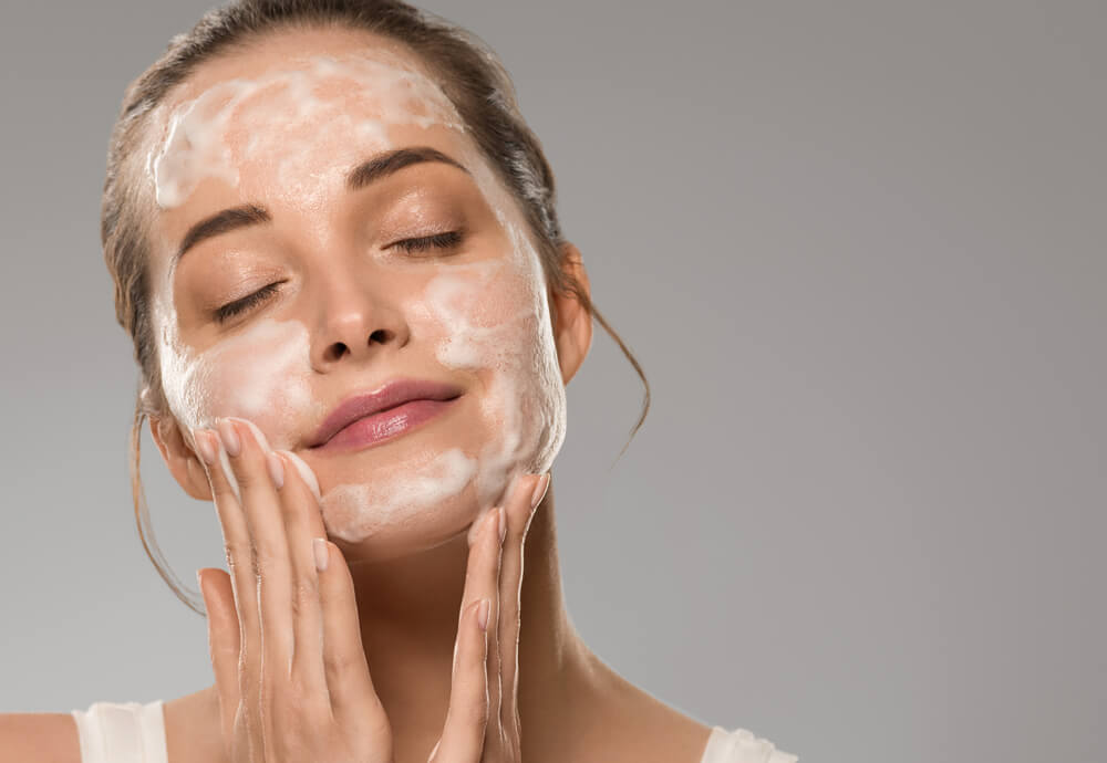 Choosing the Right Face Cleanser for Cold Weather